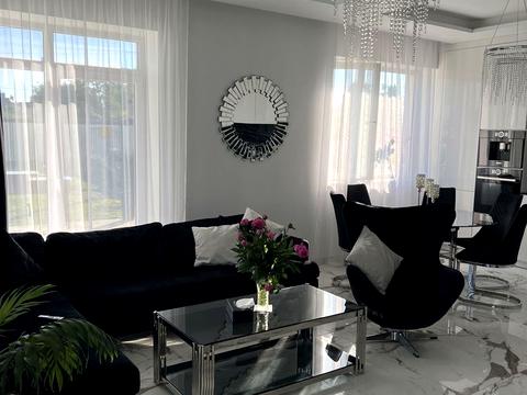 будинок за адресою Коновальця, 1