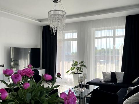 будинок за адресою Коновальця, 1