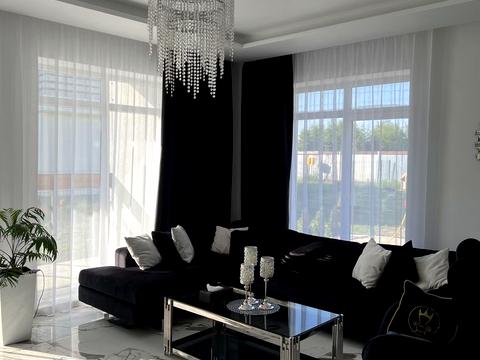 будинок за адресою Коновальця, 1