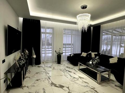 будинок за адресою Коновальця, 1