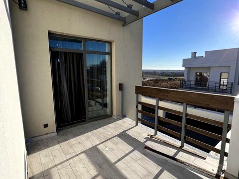 будинок за адресою Коновальця, 1