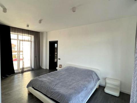 будинок за адресою Коновальця, 1