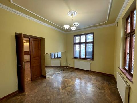 комерційна за адресою Клепарівська вул., 21