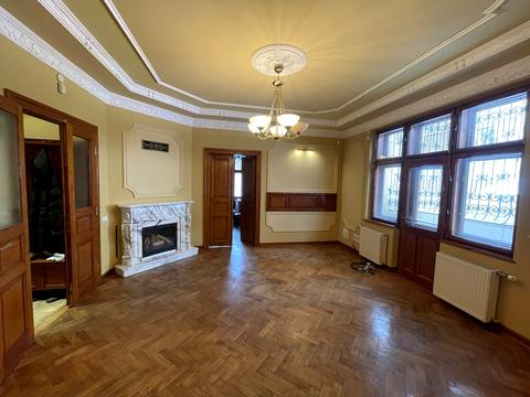 комерційна за адресою Клепарівська вул., 21