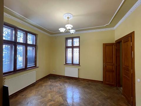 комерційна за адресою Клепарівська вул., 21