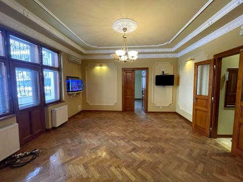 комерційна за адресою Клепарівська вул., 21