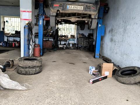 комерційна за адресою Захисників України, 1В