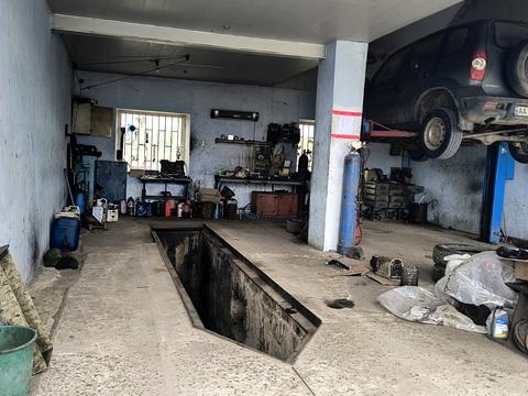 комерційна за адресою Захисників України, 1В