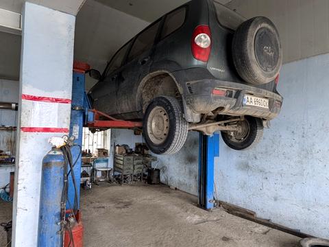 комерційна за адресою Захисників України, 1В