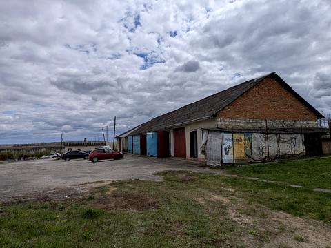 комерційна за адресою Захисників України, 1В