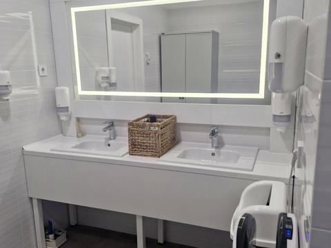 коммерческая по адресу Степана Бандеры просп. (Московський), 16Б