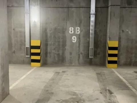 паркомісце за адресою Жасминова вул., 5б