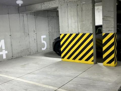 паркомісце за адресою Жасминова вул., 5б