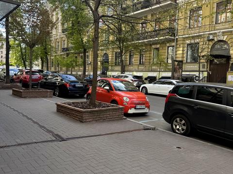 комерційна за адресою Заньковецької вул., 7