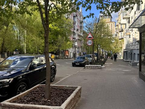 комерційна за адресою Заньковецької вул., 7