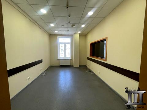 комерційна за адресою Саксаганського вул., 3