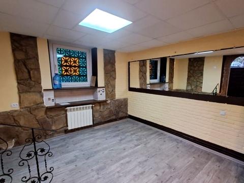 комерційна за адресою Валова вул., 1