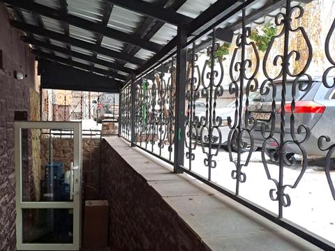 комерційна за адресою Валова вул., 1