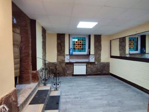 комерційна за адресою Валова вул., 1