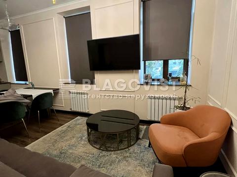 комерційна за адресою Андріївський узвіз, 28б