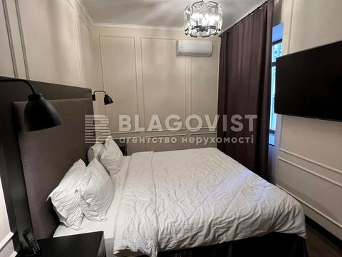 комерційна за адресою Андріївський узвіз, 28б