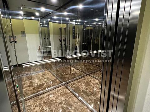 комерційна за адресою Андріївський узвіз, 28б