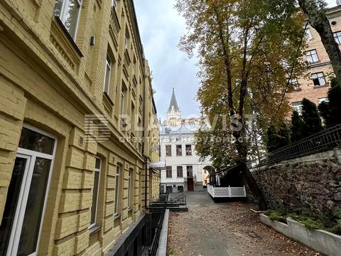 комерційна за адресою Андріївський узвіз, 28б