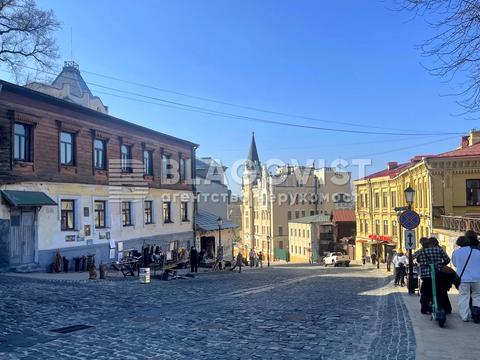 комерційна за адресою Андріївський узвіз, 11
