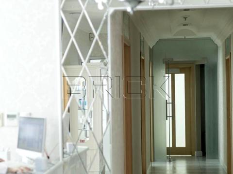 комерційна за адресою Дніпровська набережна вул., 25Б