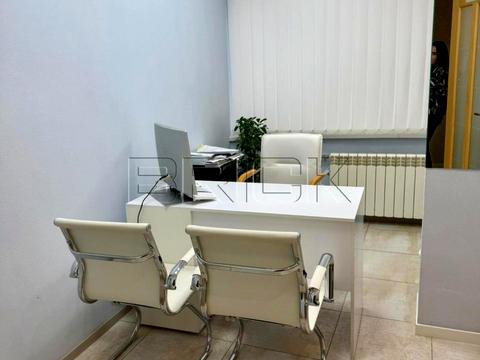 комерційна за адресою Дніпровська набережна вул., 25Б