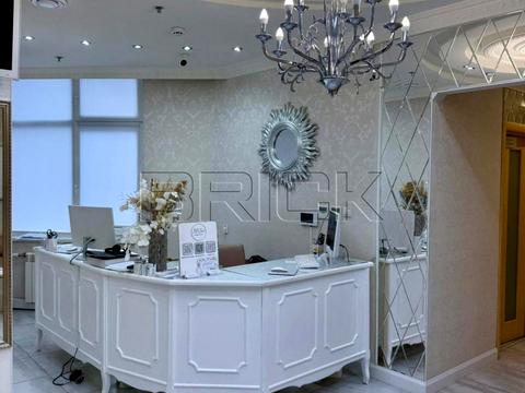 комерційна за адресою Дніпровська набережна вул., 25Б