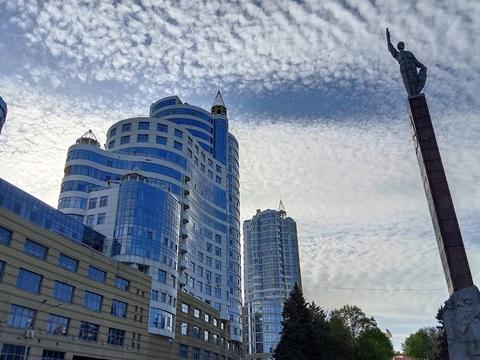 комерційна за адресою Дмитра Яворницького просп. (Карла Маркса), 3