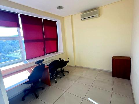 комерційна за адресою Дмитра Яворницького просп. (Карла Маркса), 3