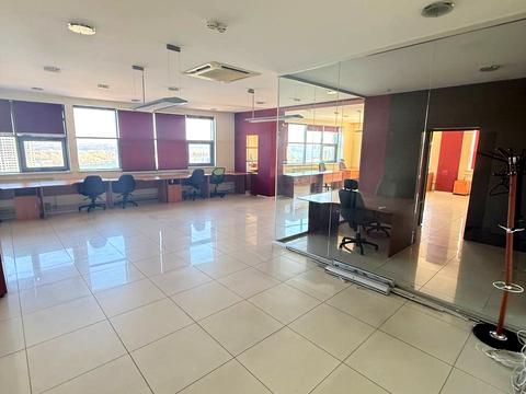 комерційна за адресою Дмитра Яворницького просп. (Карла Маркса), 3