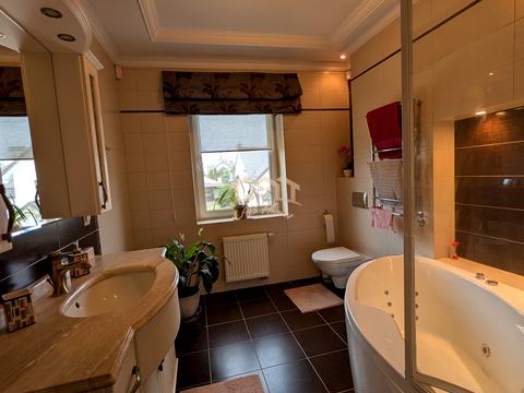 будинок за адресою Космонавтів