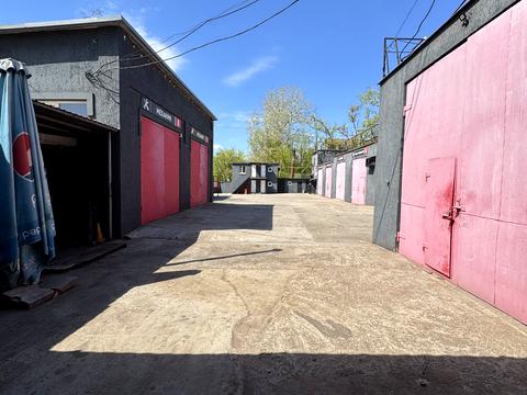 комерційна за адресою Металургів просп., 2б