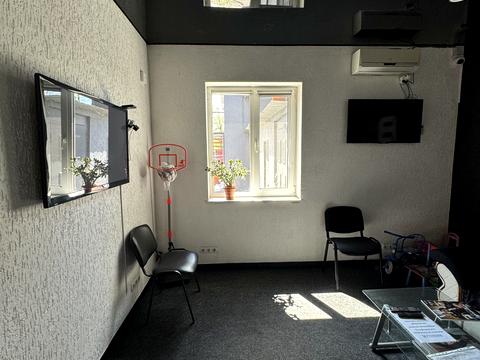 комерційна за адресою Металургів просп., 2б