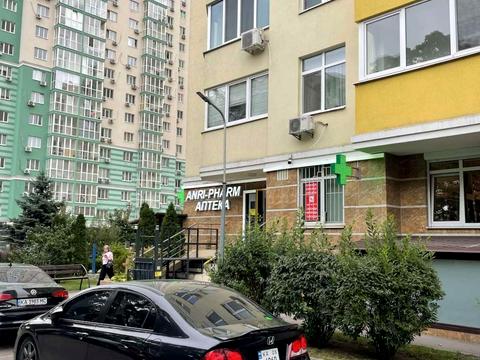 комерційна за адресою Воскресенська вул., 10
