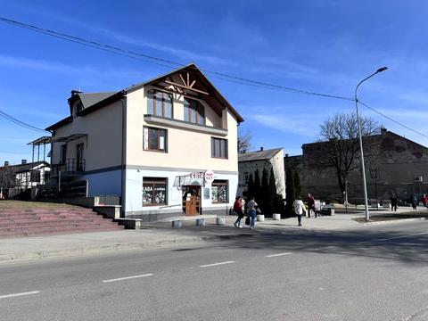 комерційна за адресою Торгова вул., 1А