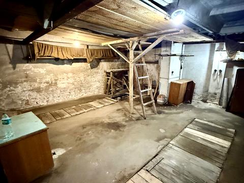 паркомісце за адресою Любецька вул., 7
