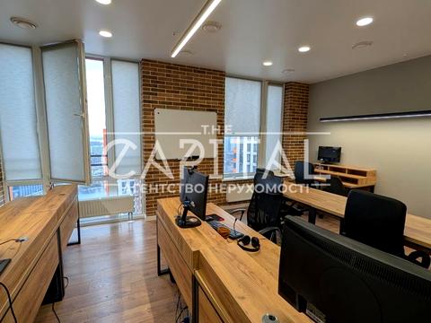 комерційна за адресою Дніпрова вул., 18