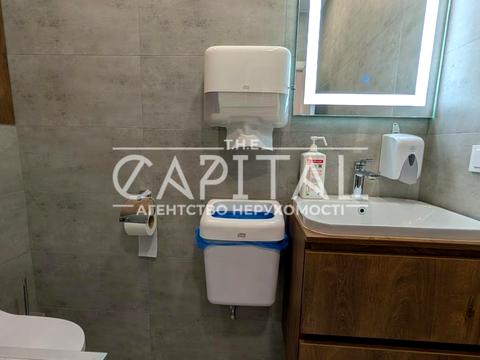 комерційна за адресою Дніпрова вул., 18