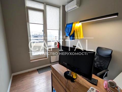 комерційна за адресою Дніпрова вул., 18