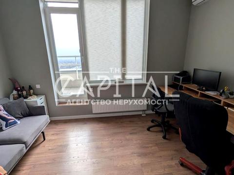 комерційна за адресою Дніпрова вул., 18