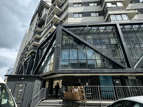 комерційна за адресою Героїв УПА вул., 73