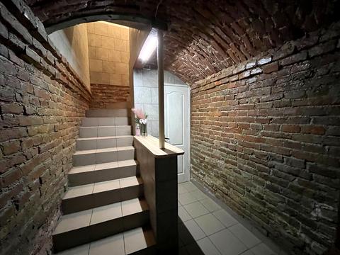 комерційна за адресою Митрополита Андрея вул., 18