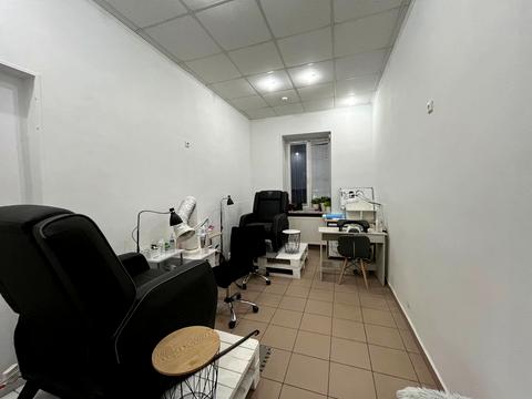 комерційна за адресою Митрополита Андрея вул., 18