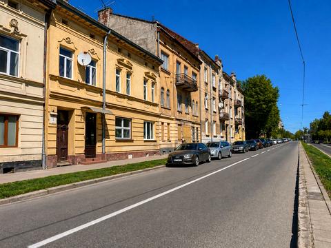 комерційна за адресою Митрополита Андрея вул., 18