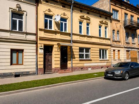 комерційна за адресою Митрополита Андрея вул., 18