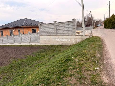 участок по адресу Комарова ул.